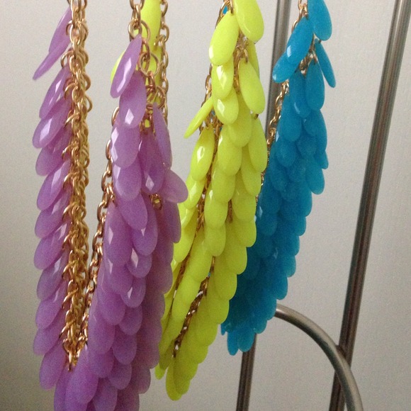 - statement necklace - - Picture 2 of 4