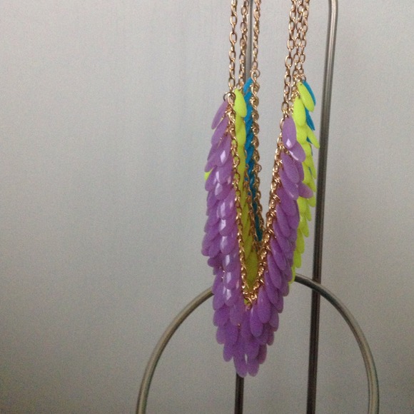 - statement necklace - - Picture 3 of 4