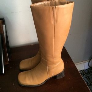 Naturalizer shoes in tan 3 inch heel