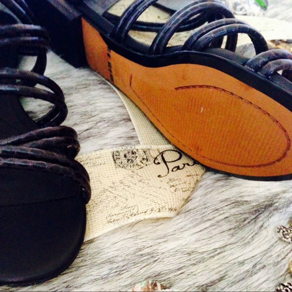 Boutique 9 Strappy Flats 6.5 - Picture 4 of 4