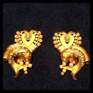 Individual gold earrings for the same price