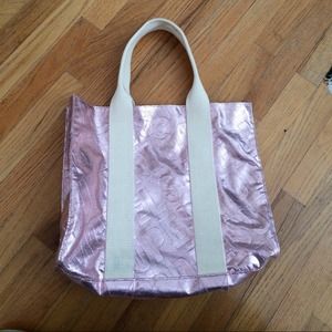 👛Looking to trade👛 VS shimmery tote, like new.