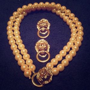 Pearled necklace with gold lions