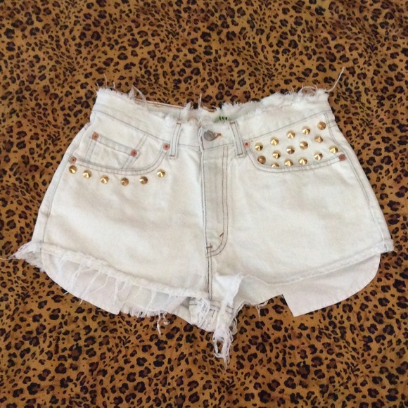 Light wash 550 Levi high waisted shorts