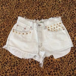 Light wash 550 Levi high waisted shorts