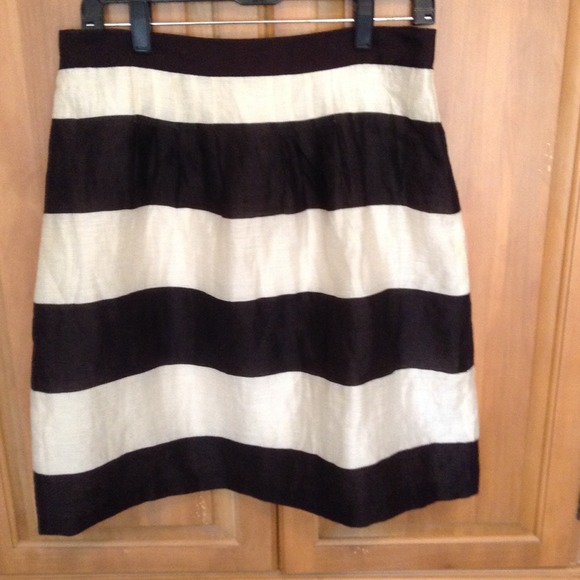 LOFT Dresses & Skirts - 🎉🎉HP Pretty Girly Flirty🎉🎉Like new LOFT skirt.