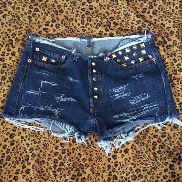 Dark wash Levi high waisted shorts