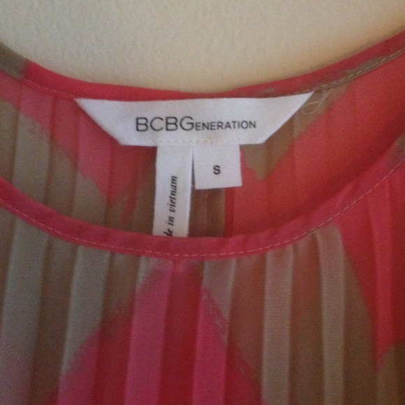 GIFTED BCBG Chevron Top - Picture 2 of 3