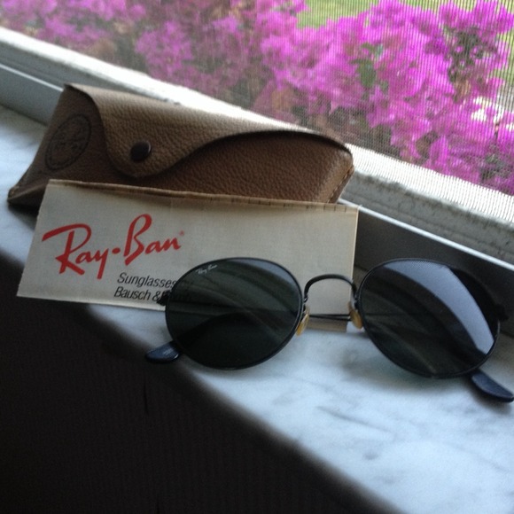 SOLD ☀️Vintage 1980's era Ray Ban Sunnies ☀️
