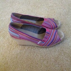 TOMS Wedge Fushia Cruz Stripe