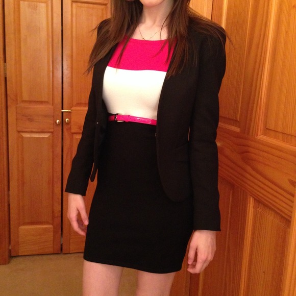 NWOT Fitted Tricolor Bebe Dress & Skinny Belt - Picture 2 of 4