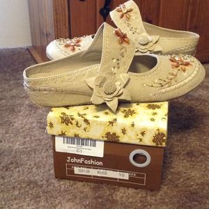 John Fashion Embroidered Slip On Shoe