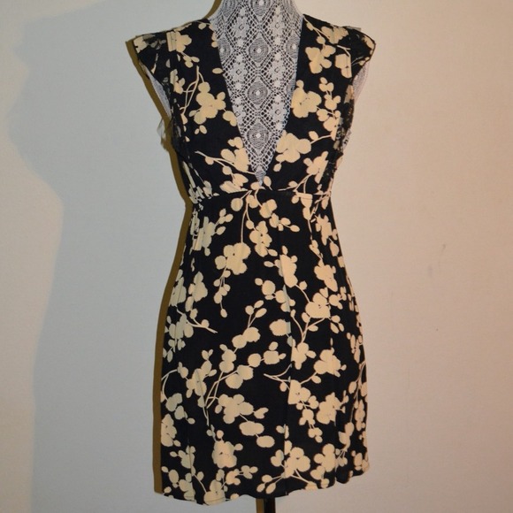 Dresses & Skirts - White Print Dress w/ Plugging V-neck