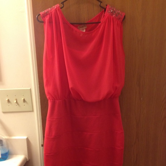 Coral colored dress 💗💗