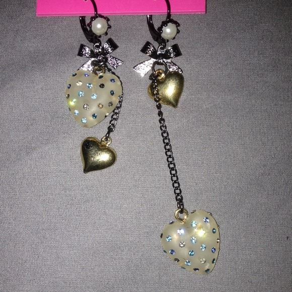 New Betsey Johnson heart earrings, never been worn - Picture 2 of 2