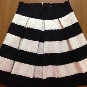 Elastic skater skirt