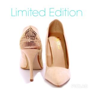 NWT! Gorgeous nude pumps with gold cage detail