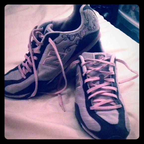 Grey/Pink New Balance tennis shoes