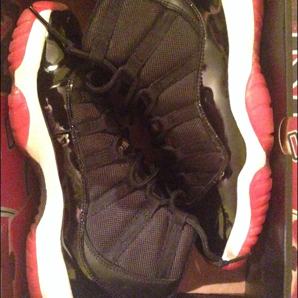 Jordan 11 , retro . Breds