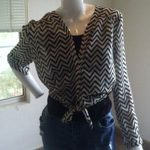 Blk and wht chevron print tie front top
