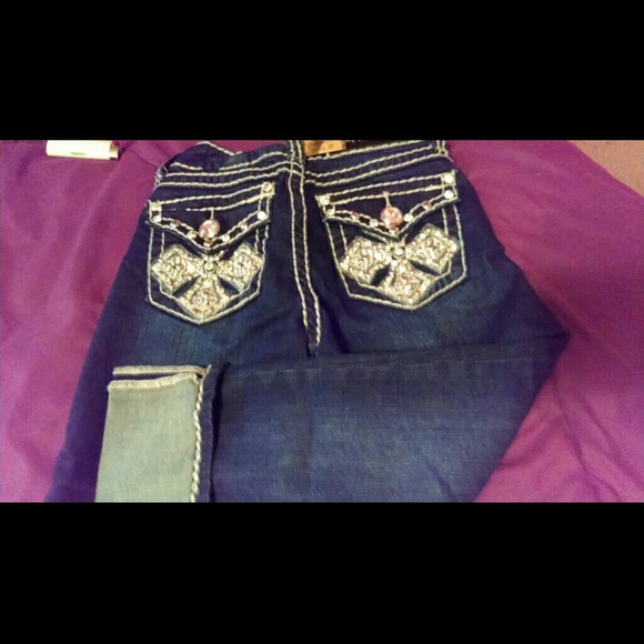 Sold.   La idol capris