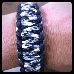 Paracord survival bracelet
