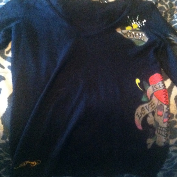 Ed hardy with rinstone all over it very cute