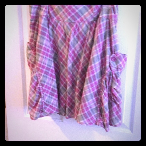 Cute knee length skirt with pockets!