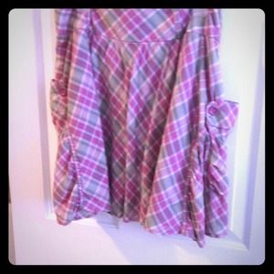 Cute knee length skirt with pockets!