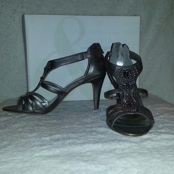 Lelanipew Pewter Sequence Sandler Heals / NWOT