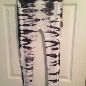 Black and white tie dye leggins