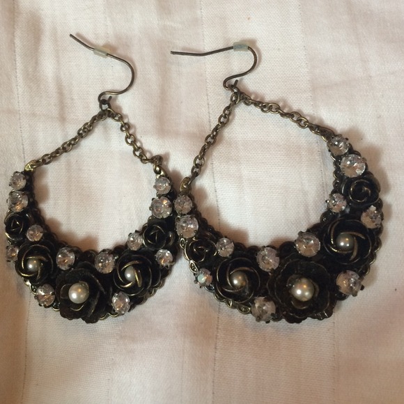 Beautiful gold and black earrings!