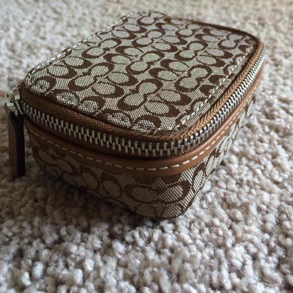 Coach zip up holder