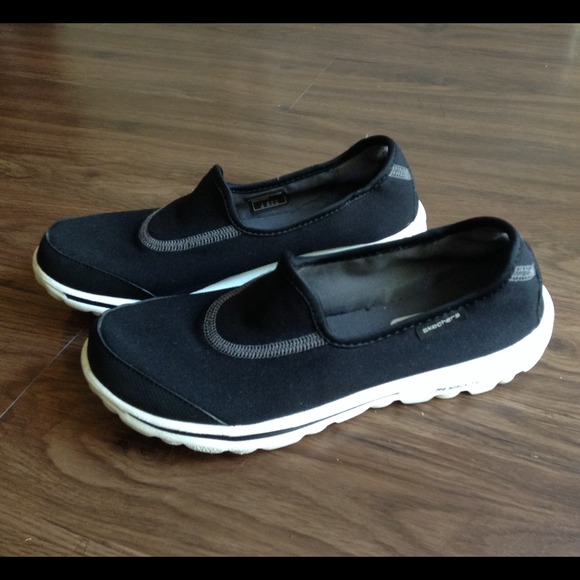 Skechers go walk shoes(HOLD for @mrenn)