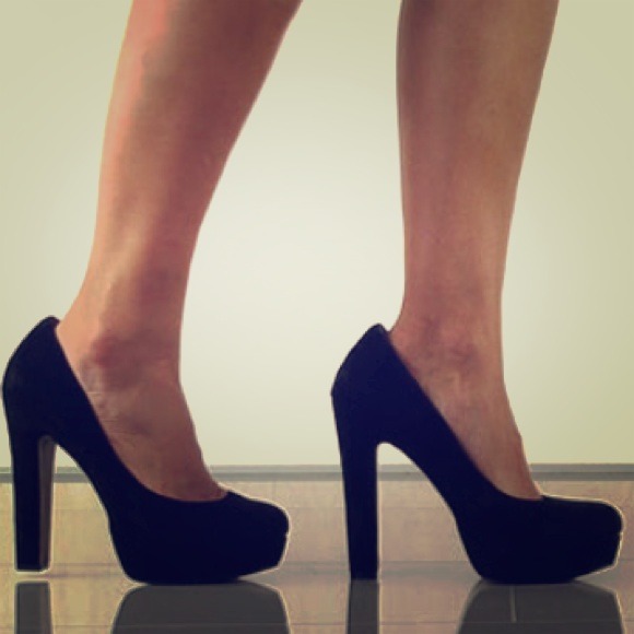 HOST PICK x2 Black suede BCBGeneration Jodie pumps