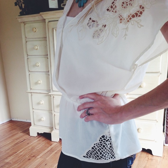 SOLD IN BUNDLE. Ivory flowy boutique top
