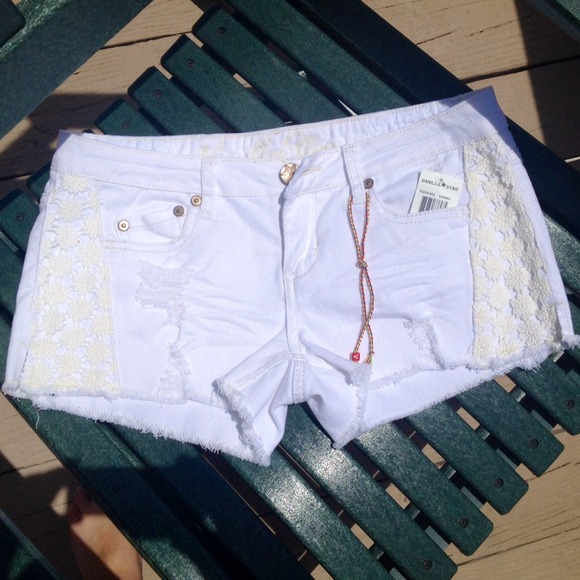 NWT VANILLA STAR vanna daisy distressed shorts!