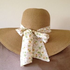Adorable floppy hat