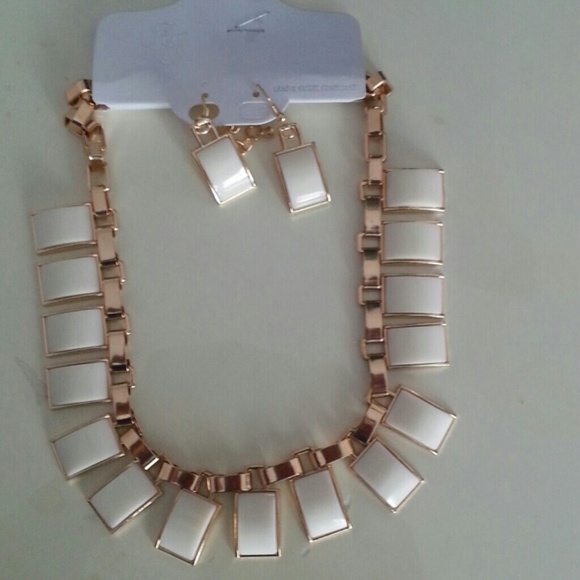 White Gold Statement necklace with earrings set - Picture 2 of 3