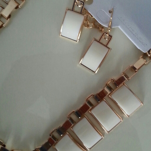 White Gold Statement necklace with earrings set - Picture 3 of 3