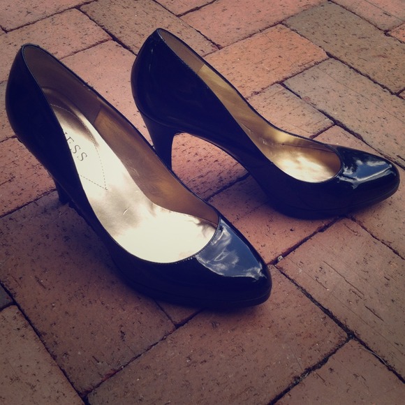 guess black patent leather pumps