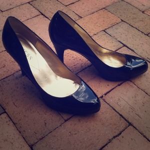 GUESS Black Patent Leather Pumps