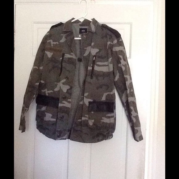 Urban Outfitters Jackets & Blazers - ARMY CAMO JACKET