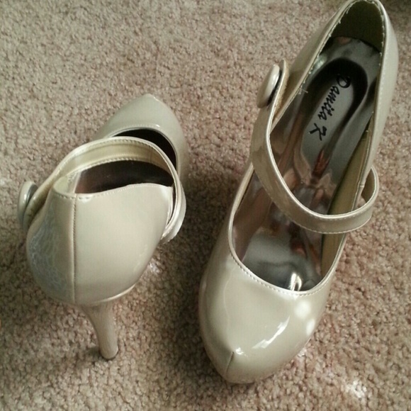 Nude Heels - Picture 2 of 3