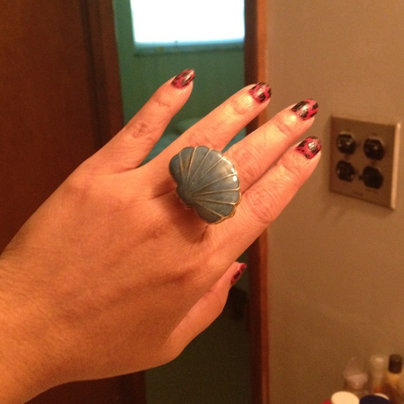 Jewelry - Beautiful vintage shell ring ( Adjustable )