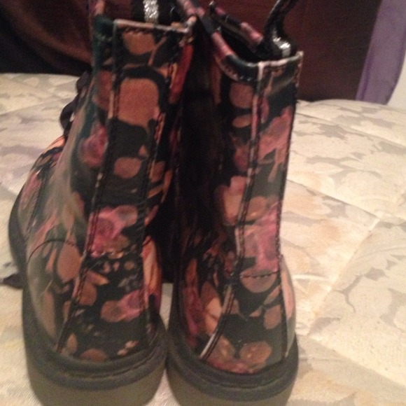 Boots - Picture 4 of 4