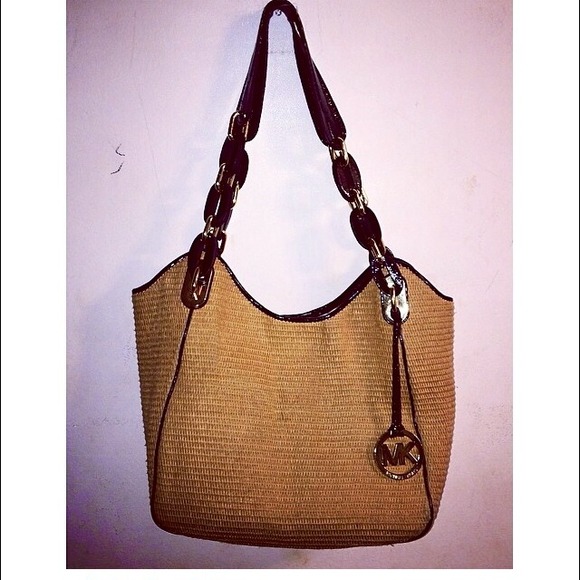 Micheal kors purse. Comes with dust bag!