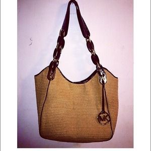 Micheal kors purse. Comes with dust bag!