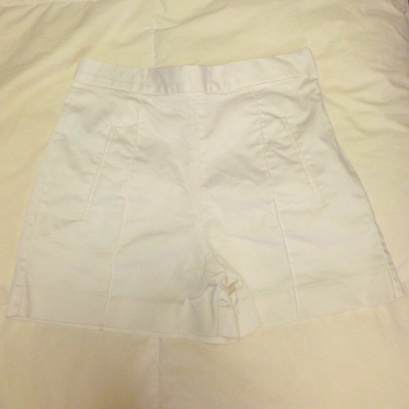 🌷 White high waisted shorts 🌷