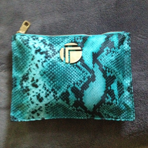 NWOT nylon make up bag with top zipper